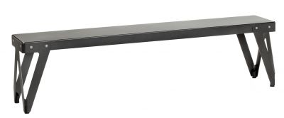 Schwarze Lloyd Outdoor Bank mit minimalistischem Design und robustem Metallgestell für den Garten.